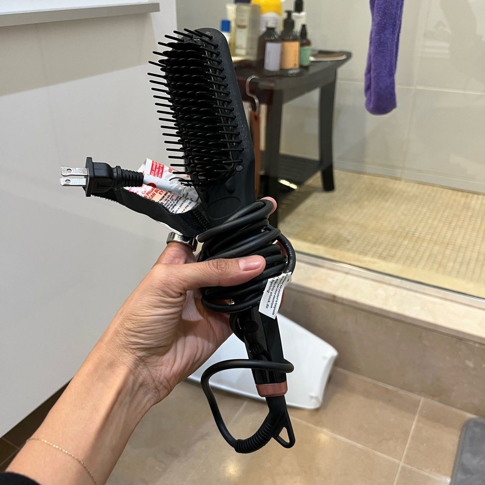 Amika straightening brush 2.0 - used maybe a dozen times.